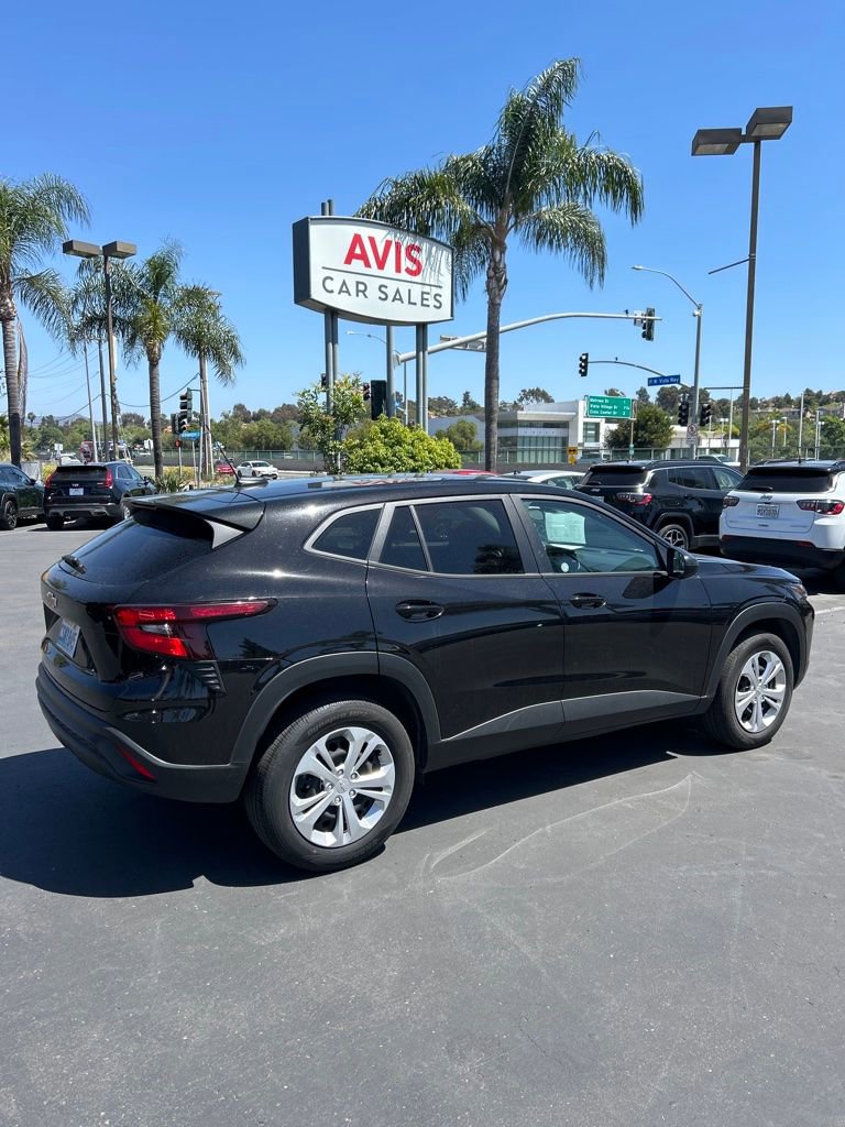 Used 2025 Chevrolet Trax LS image 3