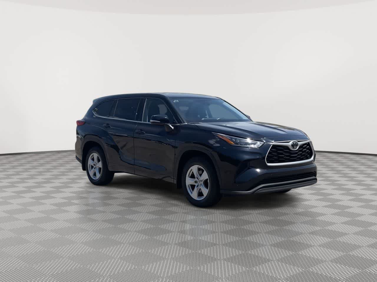 Used 2021 Toyota Highlander L AWD/4WD image 2
