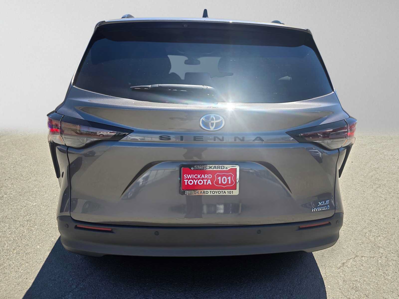 Used 2023 Toyota Sienna XLE w/ XLE Plus Package FWD image 4