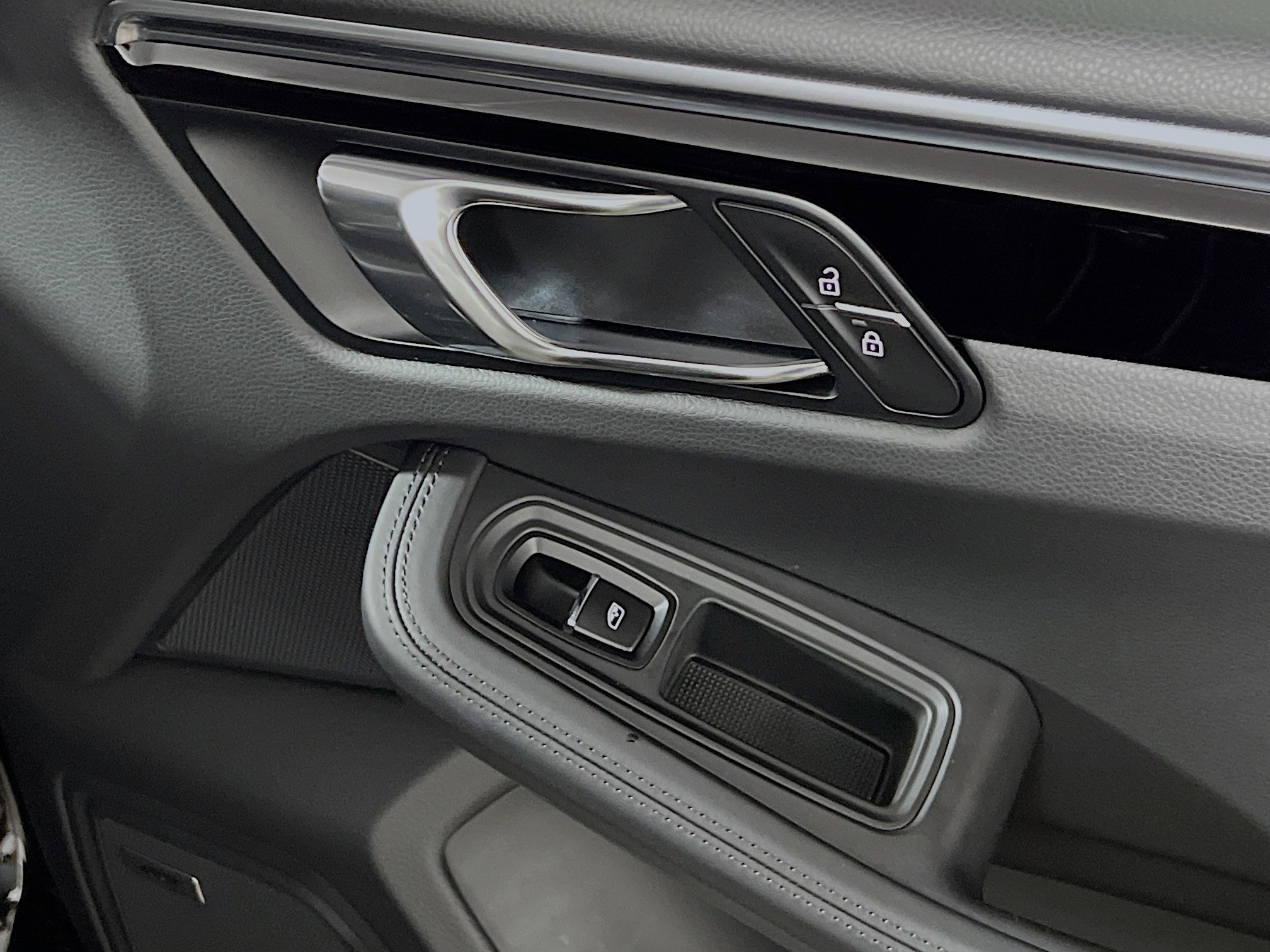 Used 2025 Porsche Macan Turbo image 32