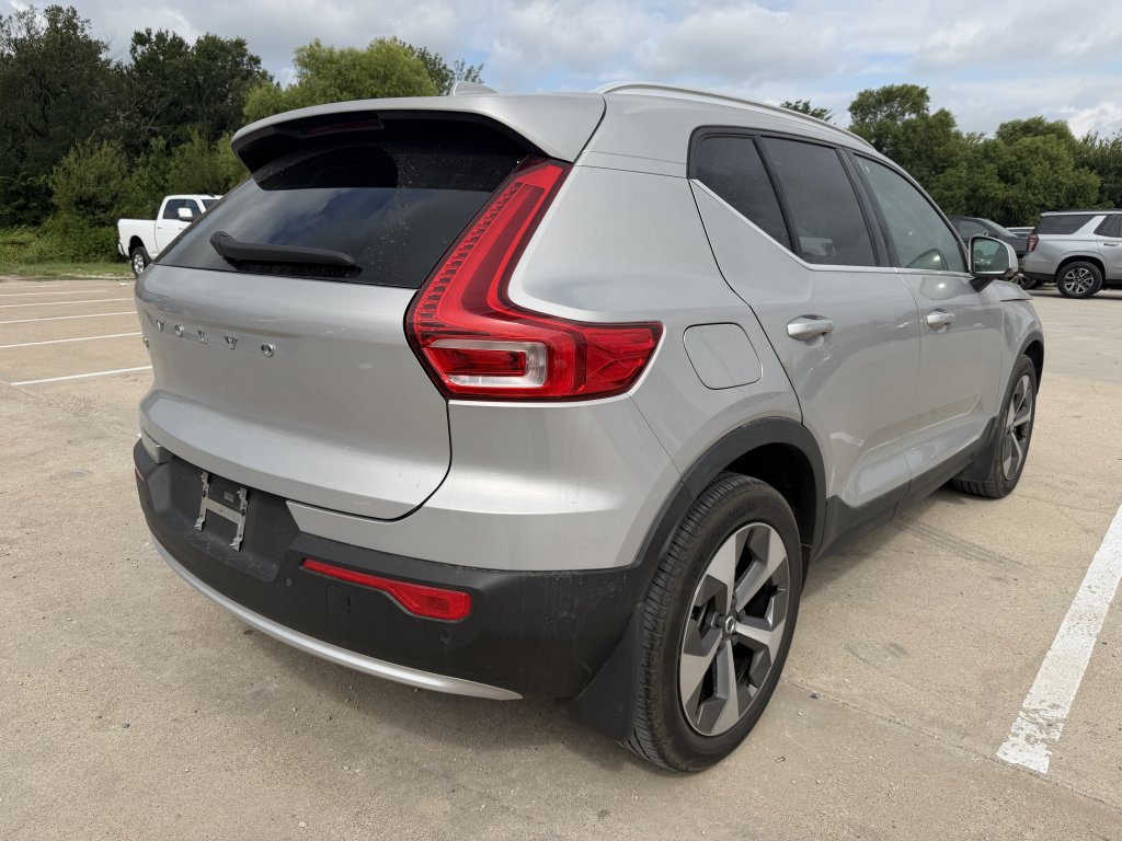 Used 2023 Volvo XC40 B5 Plus w/ Driver Assist Package AWD/4WD image 3