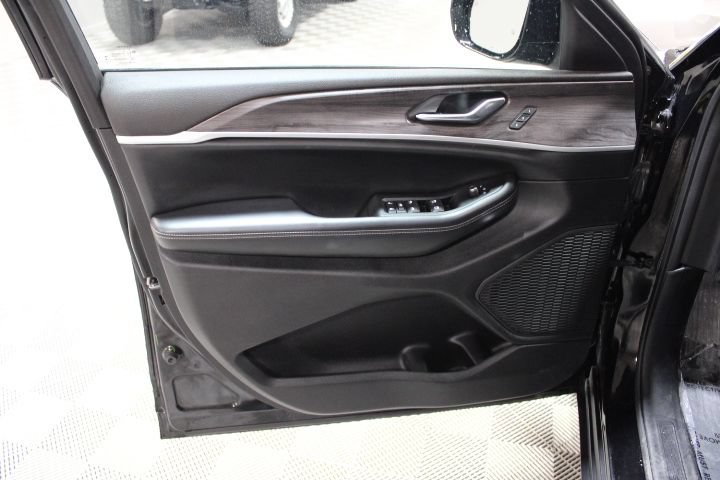 Used 2023 Jeep Grand Cherokee Limited AWD/4WD image 15