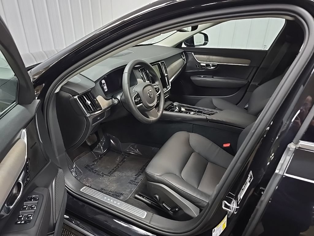 Used 2025 Volvo S90 B6 Plus AWD/4WD image 30