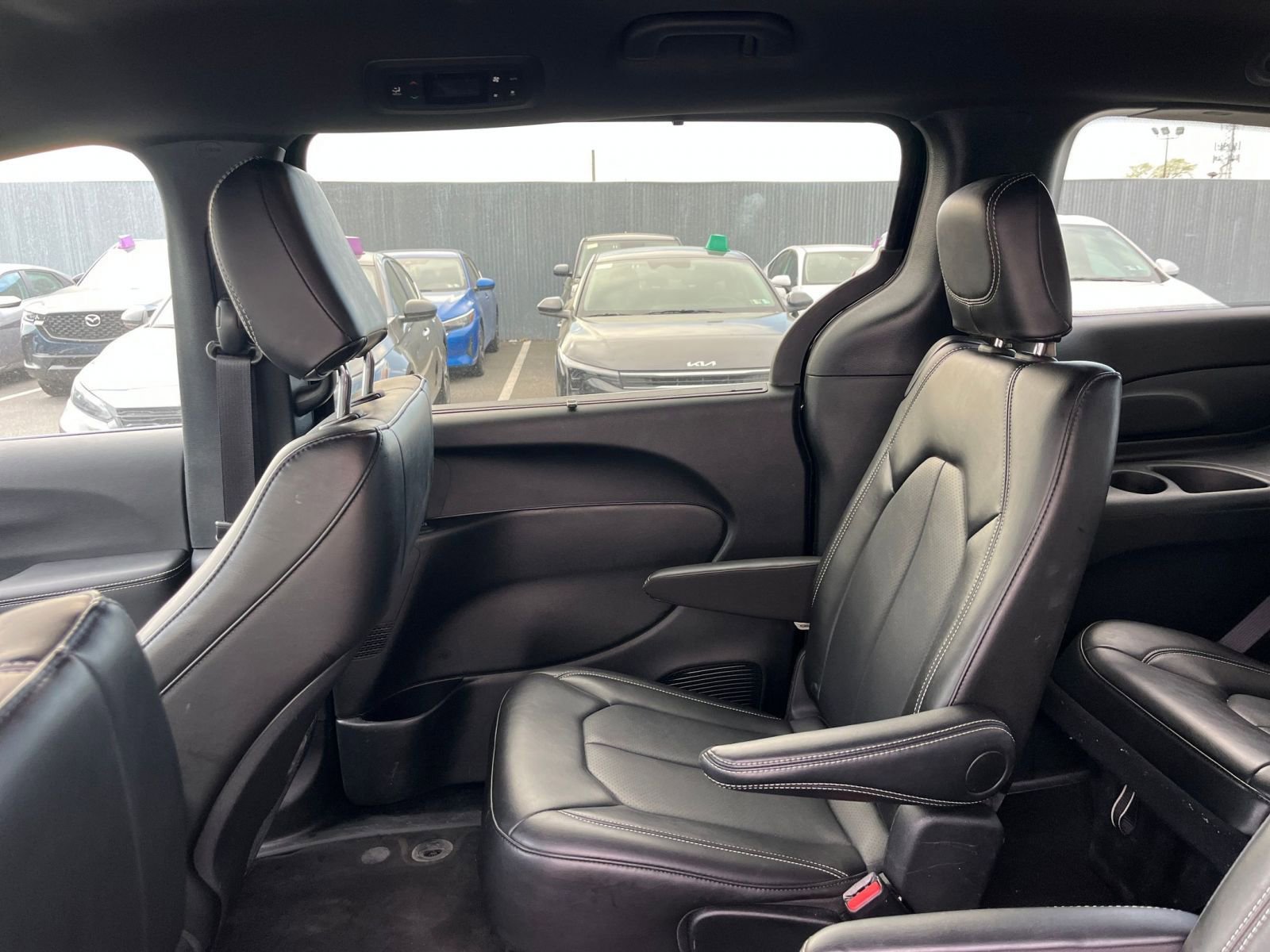 Used 2025 Chrysler Pacifica Select image 42