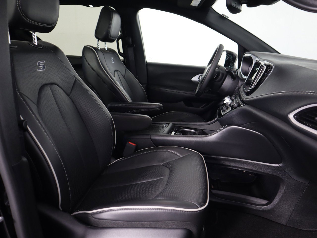 Used 2025 Chrysler Pacifica Limited image 10