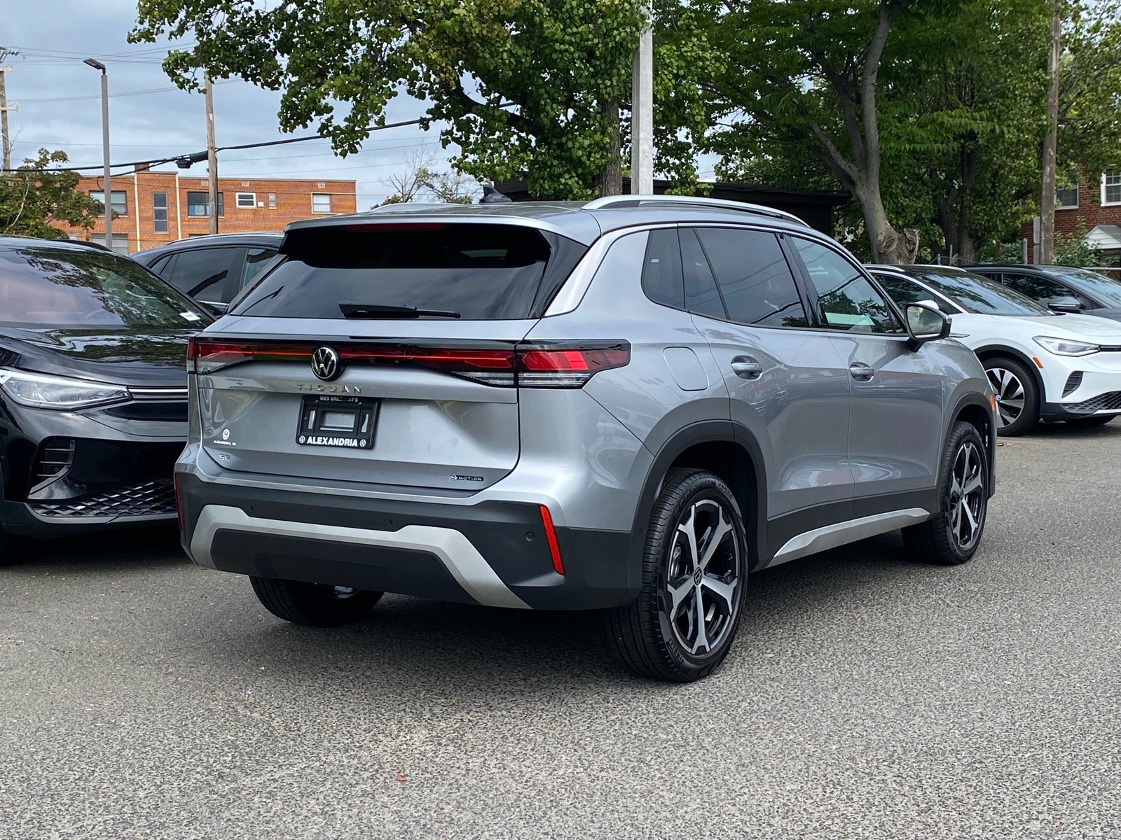 Certified 2025 Volkswagen Tiguan SE AWD/4WD image 3