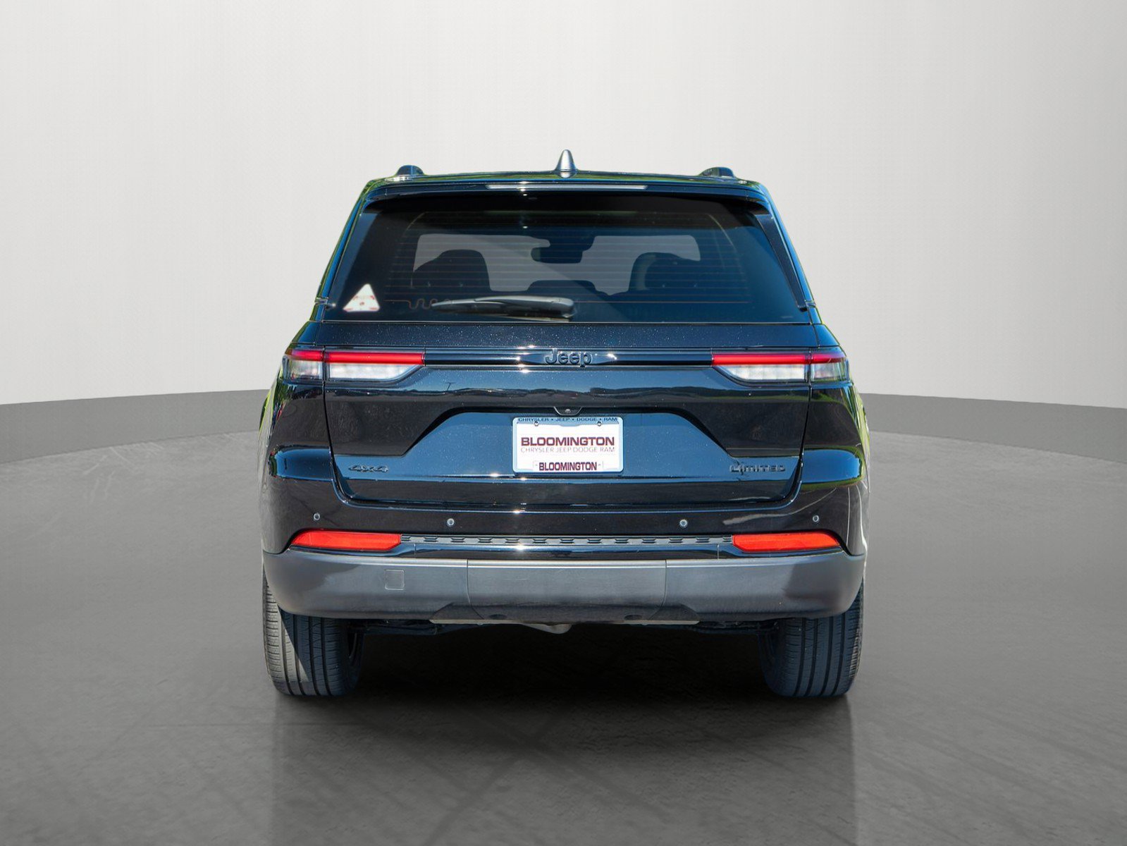 Used 2023 Jeep Grand Cherokee Limited w/ Black Appearance Package AWD/4WD image 6