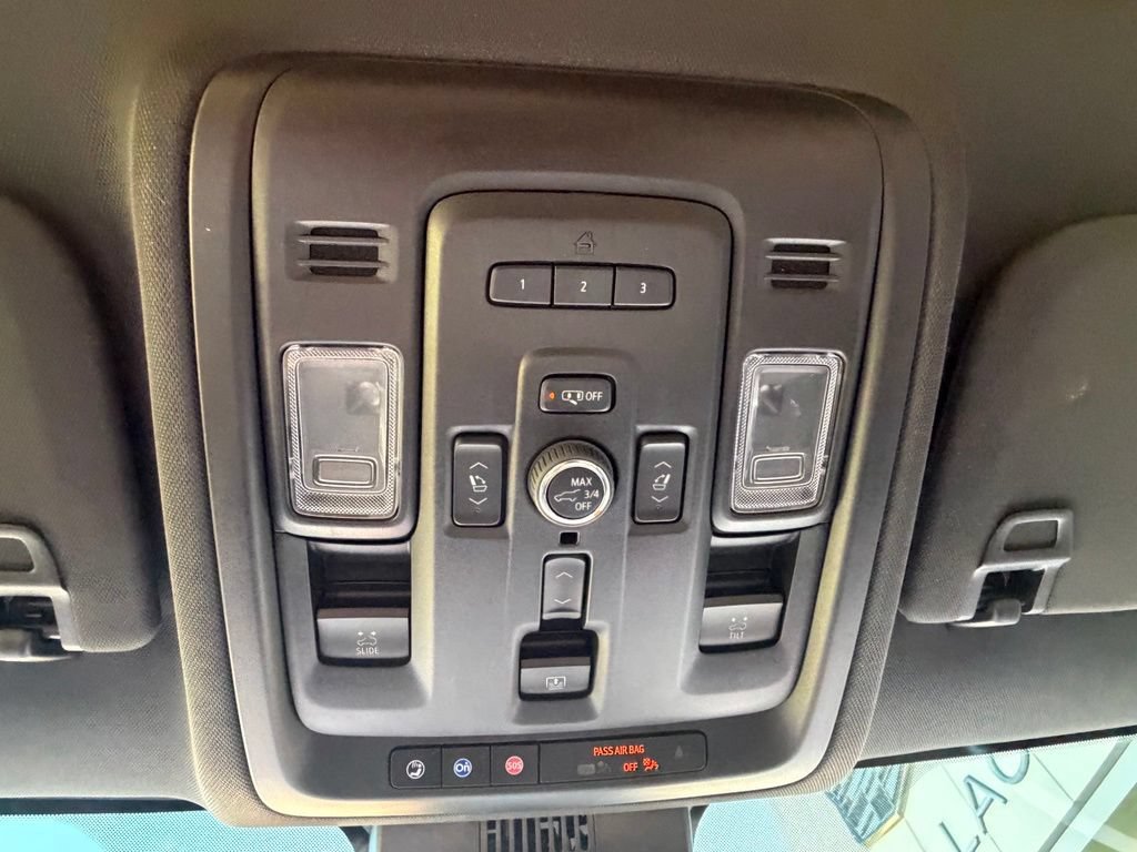 Used 2023 Chevrolet Suburban Premier AWD/4WD image 36