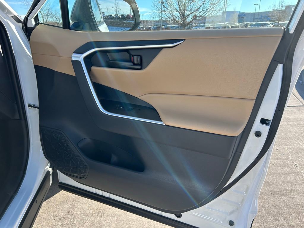 Used 2025 Toyota RAV4 SE image 18