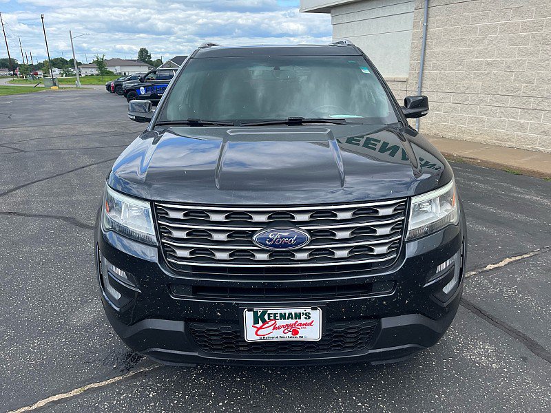 Used 2017 Ford Explorer XLT w/ Equipment Group 202A AWD/4WD image 3