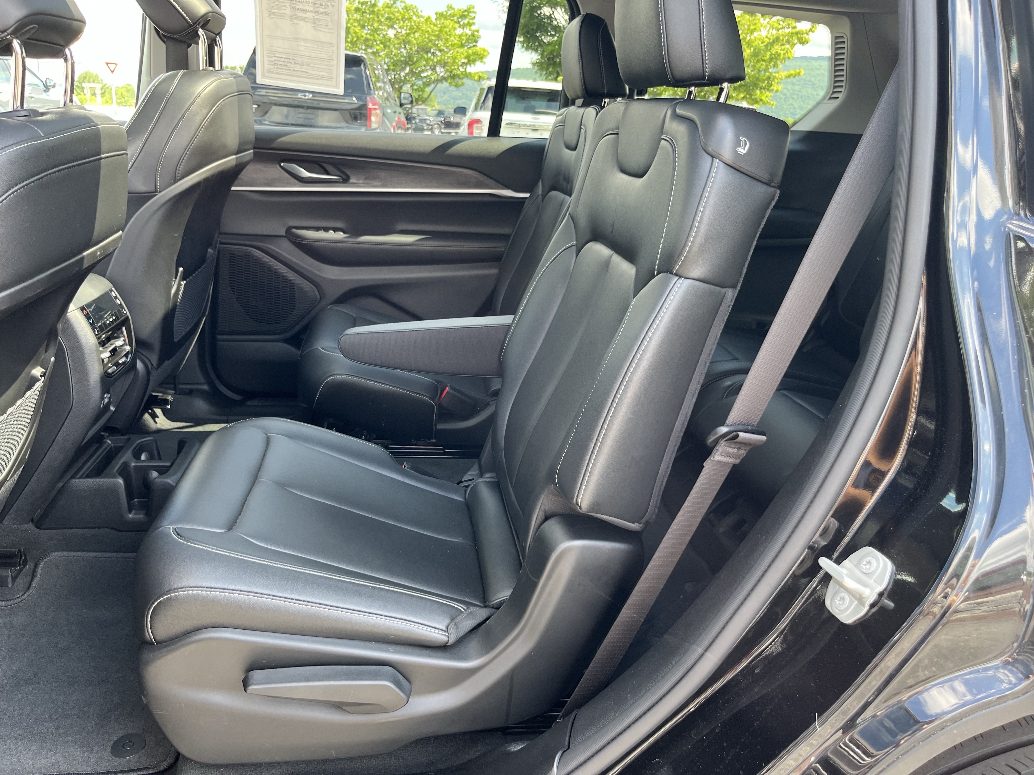 Used 2023 Jeep Grand Cherokee L Limited w/ Black Appearance Package AWD/4WD image 14