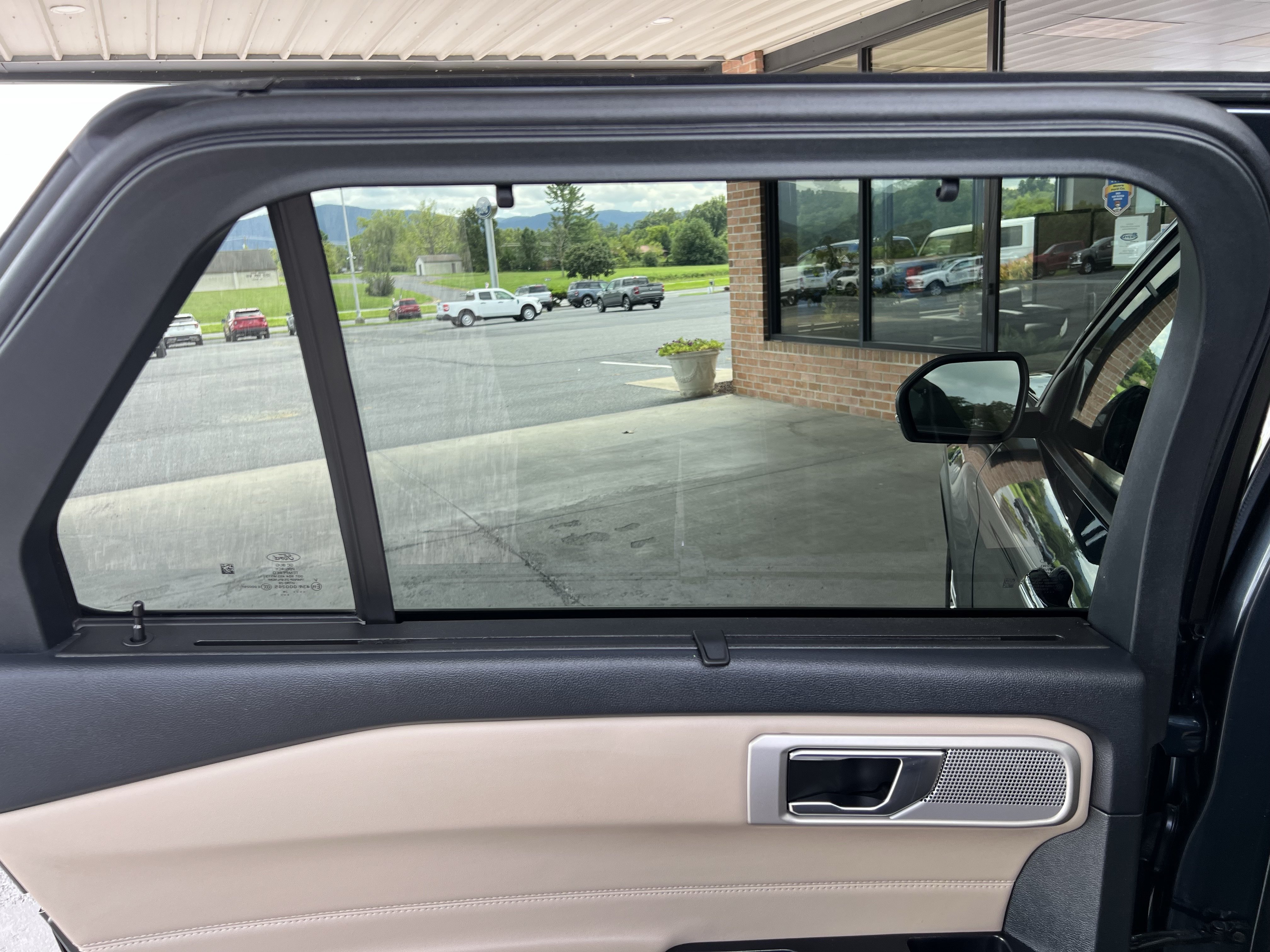 Used 2024 Ford Explorer Limited w/ Equipment Group 301A AWD/4WD image 47