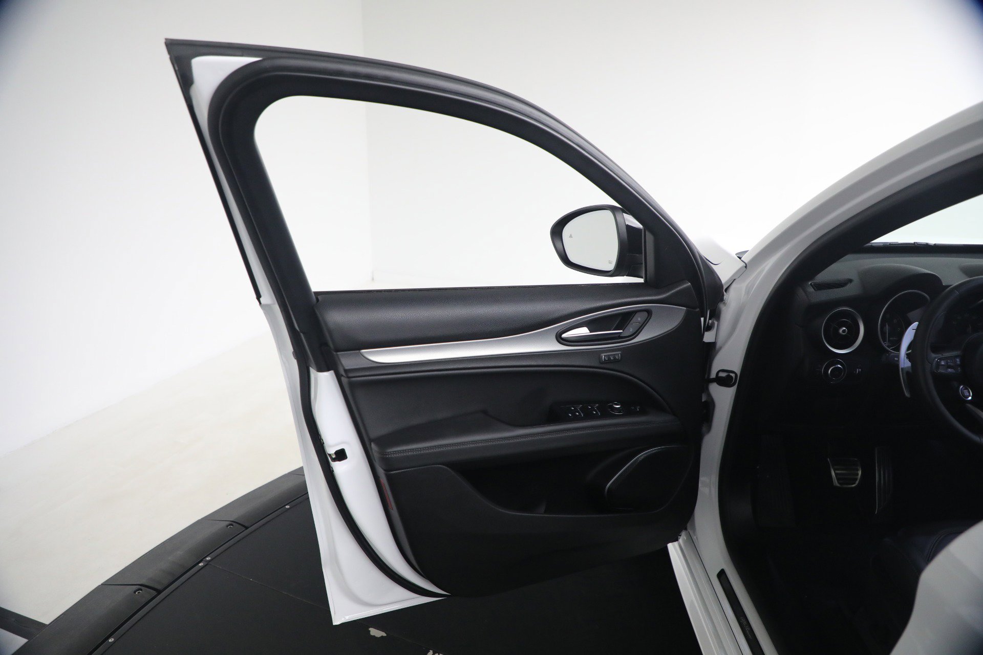 Used 2023 Alfa Romeo Stelvio Veloce AWD/4WD image 23