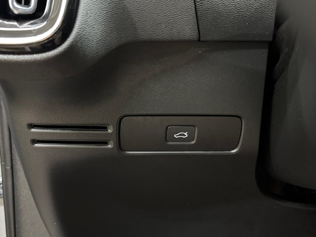 Certified 2023 Volvo XC40 B5 Core AWD/4WD image 30