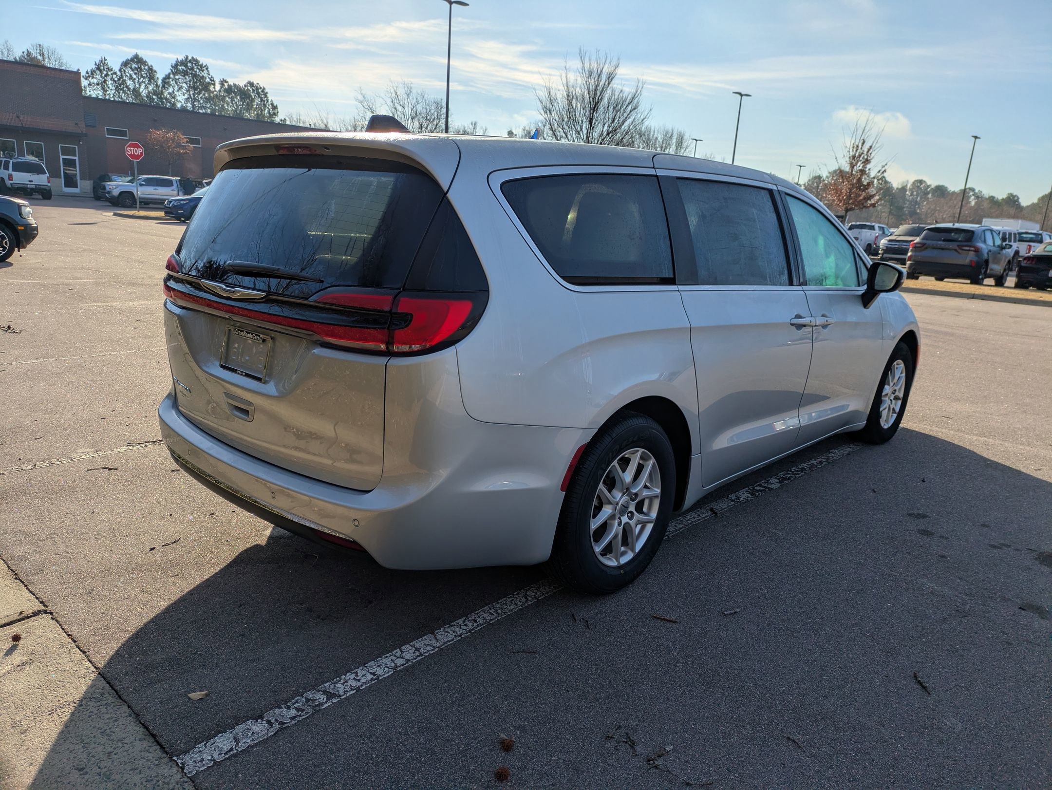 Used 2023 Chrysler Pacifica Touring-L image 4