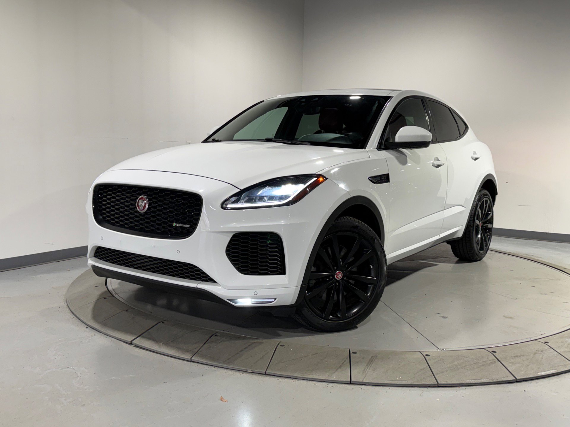 Used 2019 Jaguar E-PACE R-Dynamic SE image 1