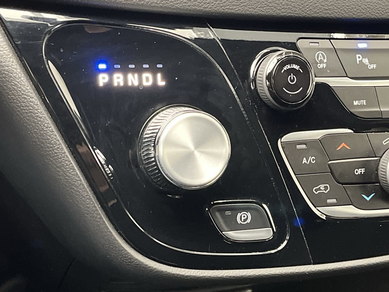 Used 2025 Chrysler Pacifica Select FWD image 25