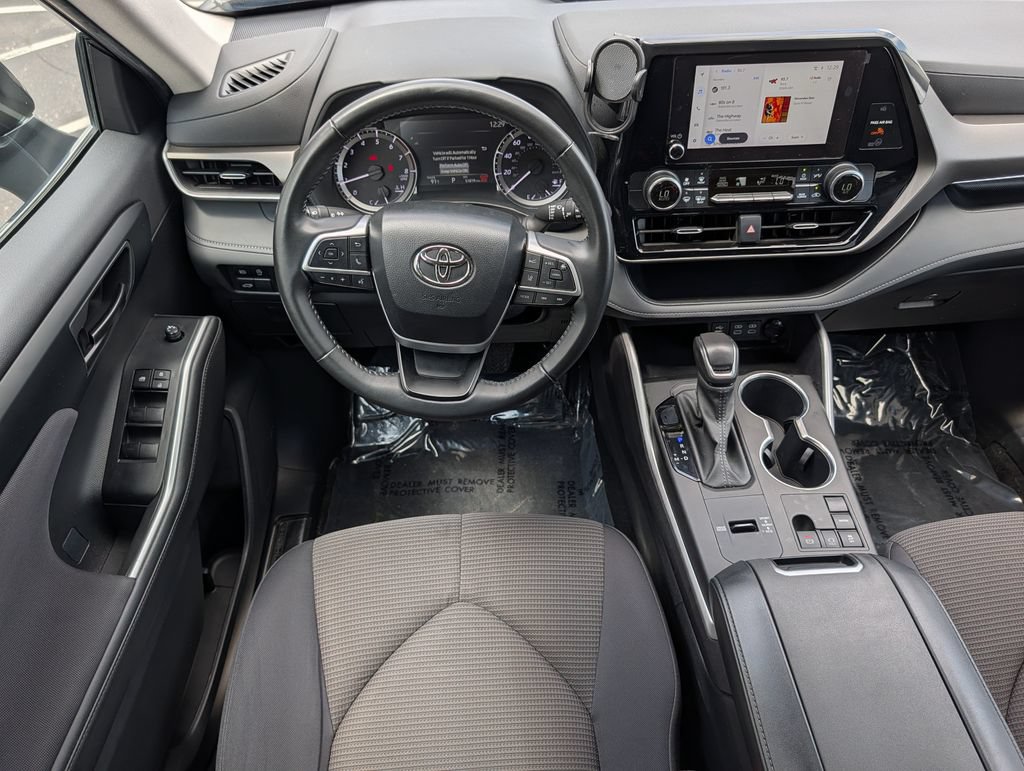 Used 2024 Toyota Highlander LE FWD image 15