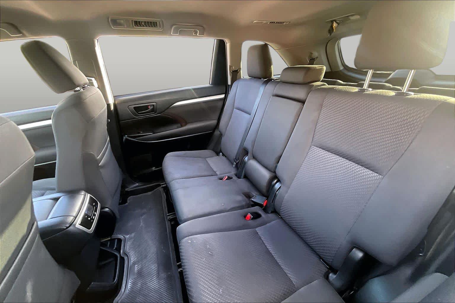 Used 2019 Toyota Highlander LE FWD image 20