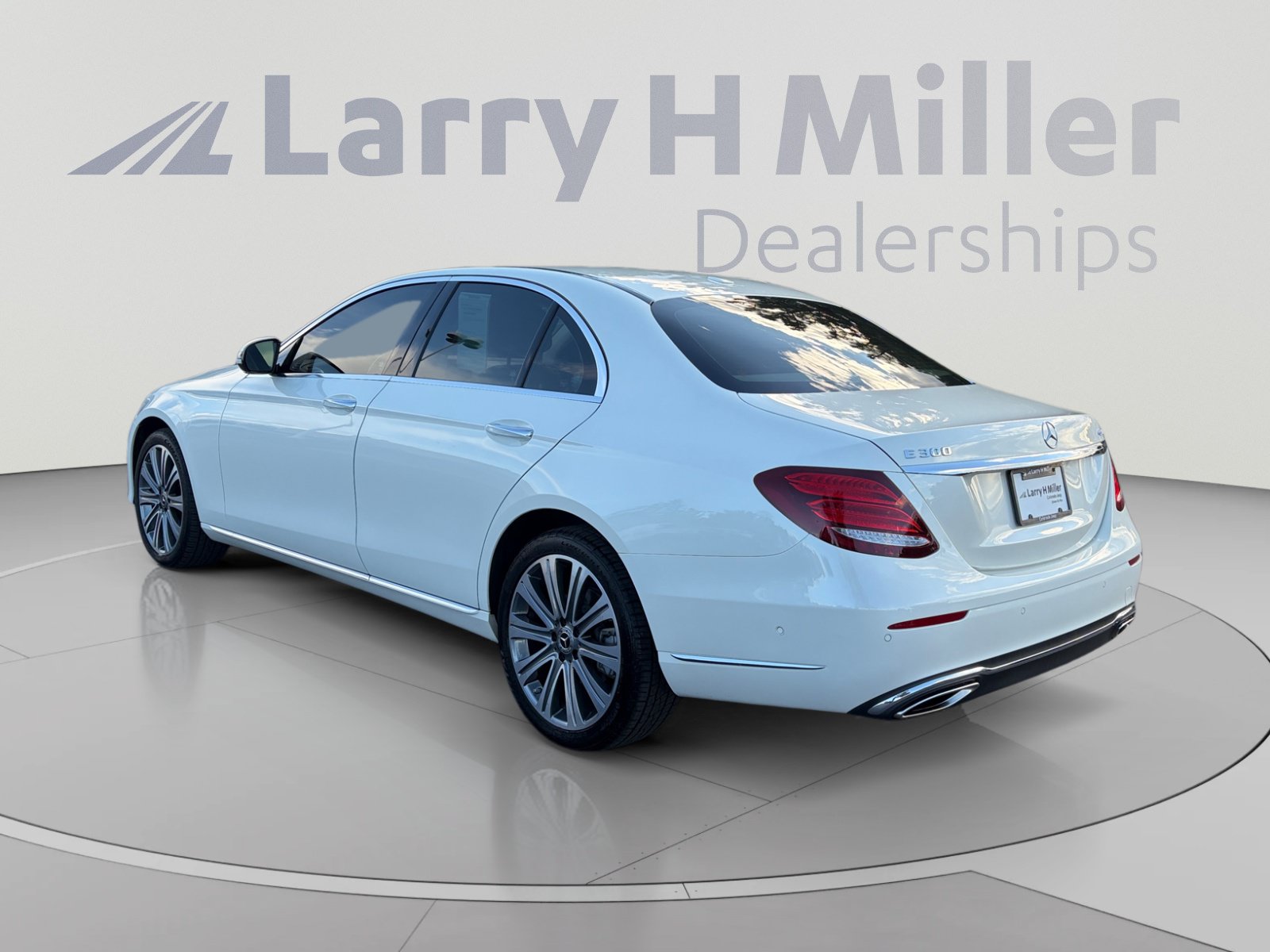 Used 2019 Mercedes-Benz E 300 4MATIC image 3