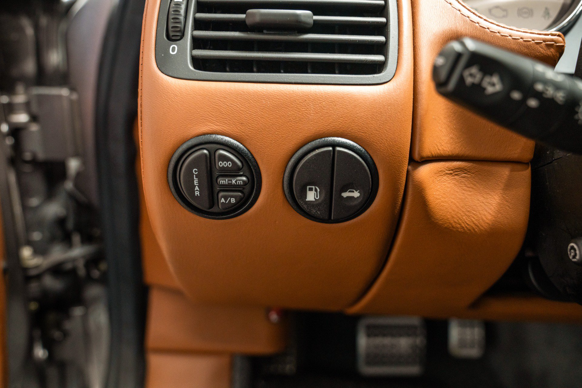 Used 2003 Aston Martin Vanquish RWD image 26
