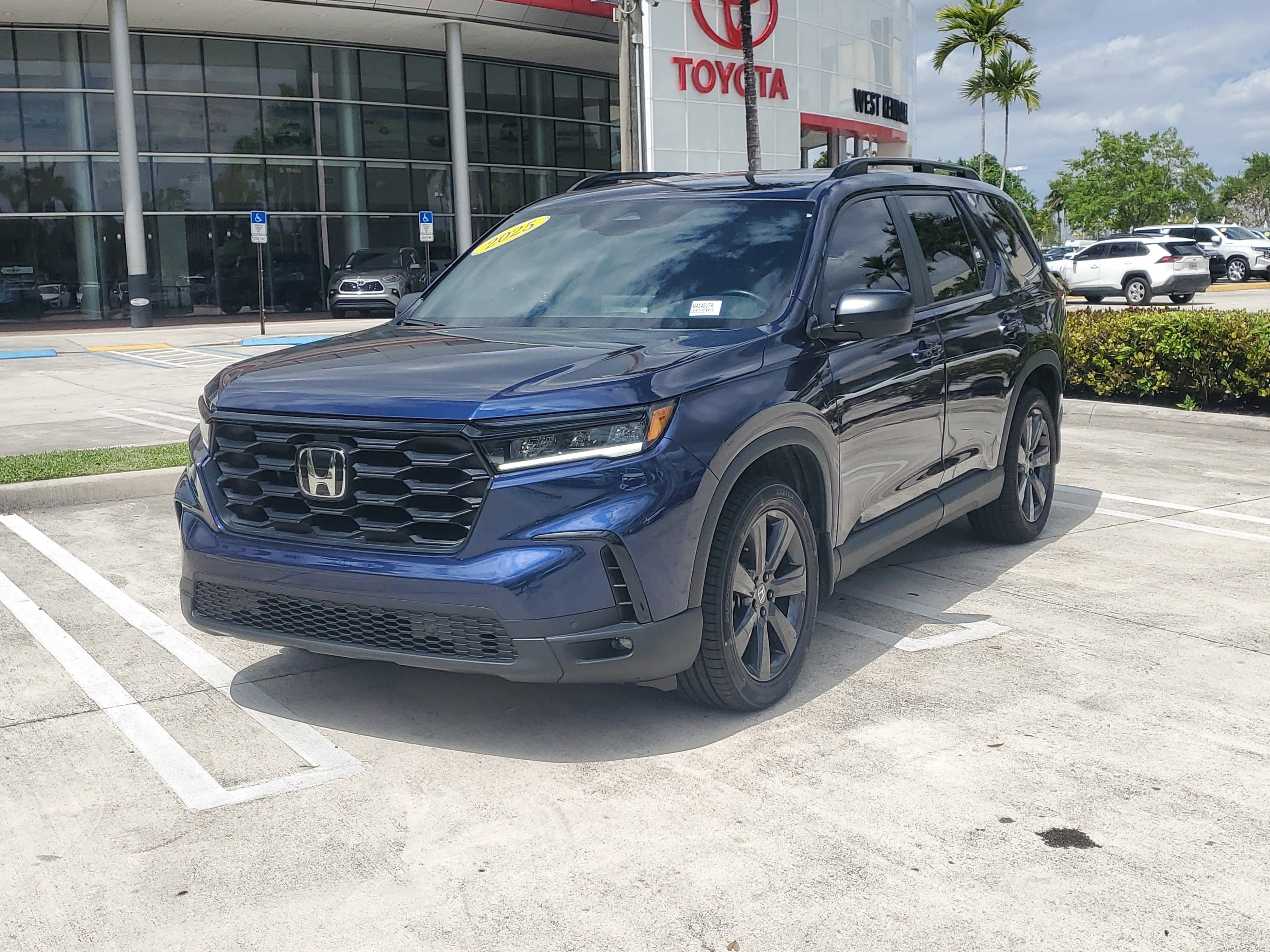 Used 2025 Honda Pilot Sport image 7