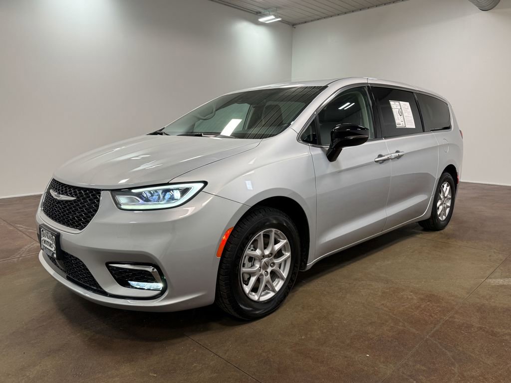 Used 2024 Chrysler Pacifica Touring-L image 39