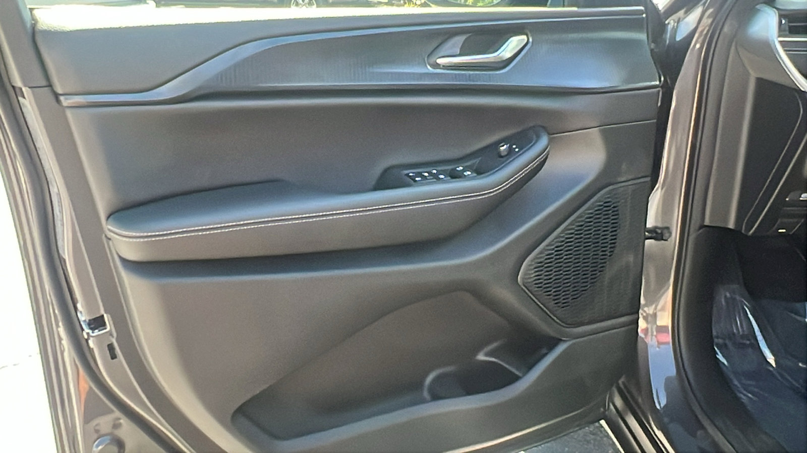 New 2025 Jeep Grand Cherokee Altitude image 13