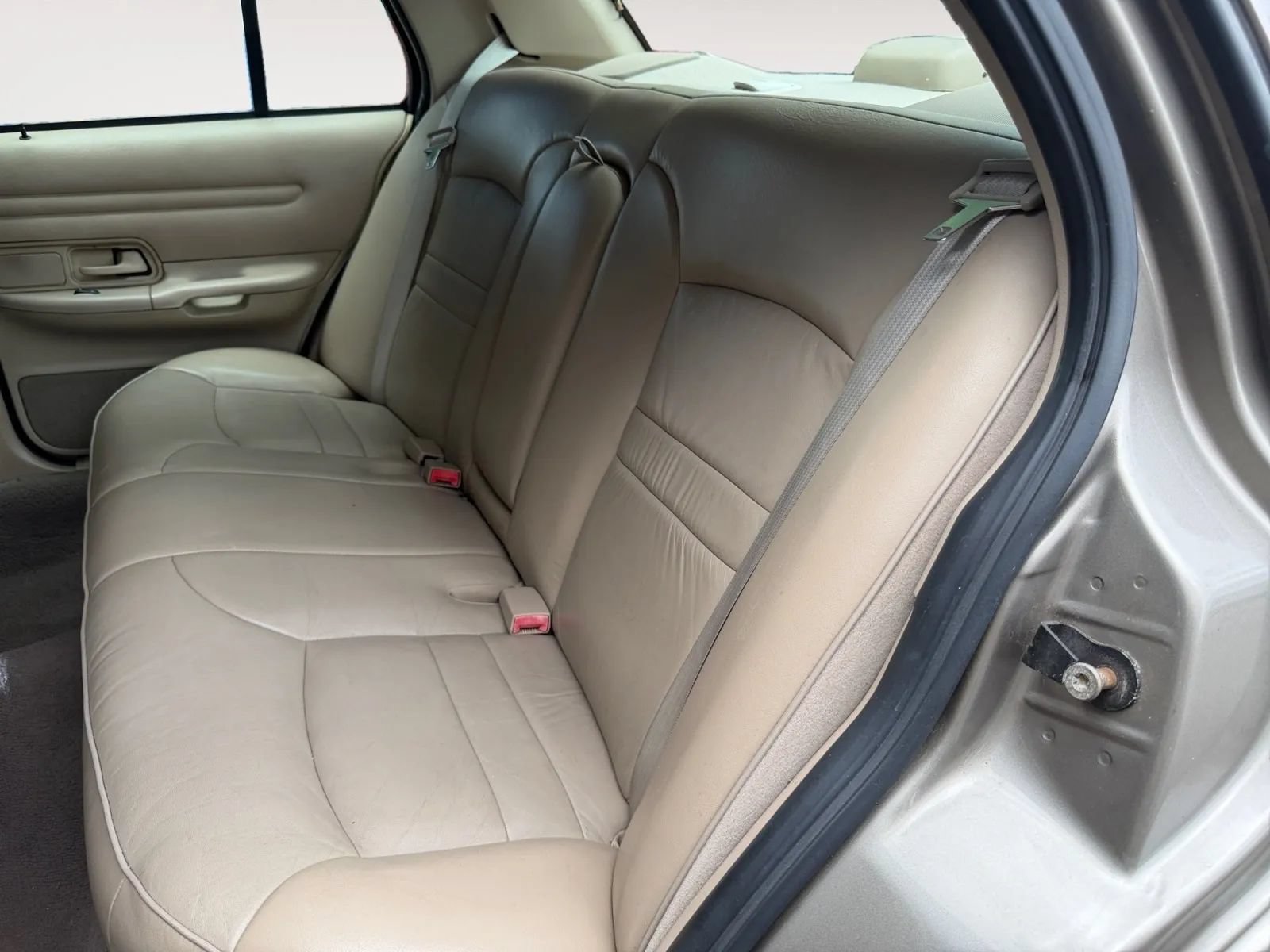 Used 2001 Ford Crown Victoria LX RWD image 8