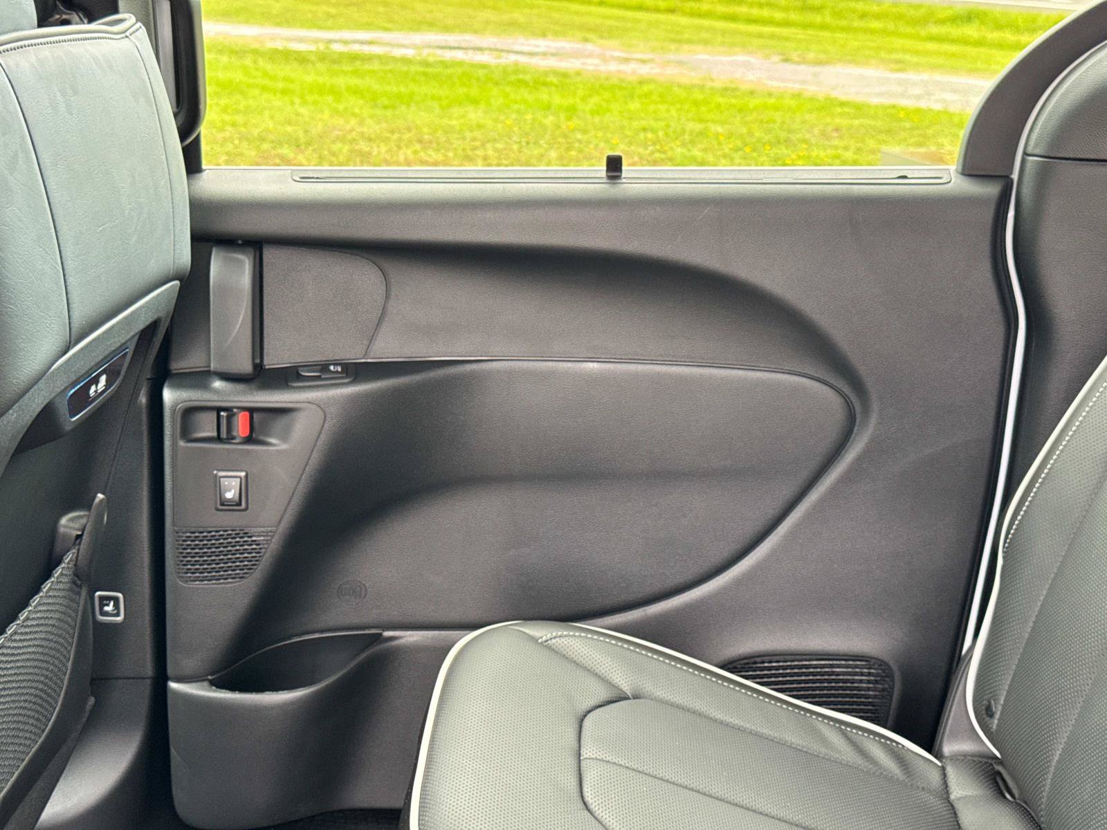 New 2027 Chrysler Pacifica Limited FWD image 14