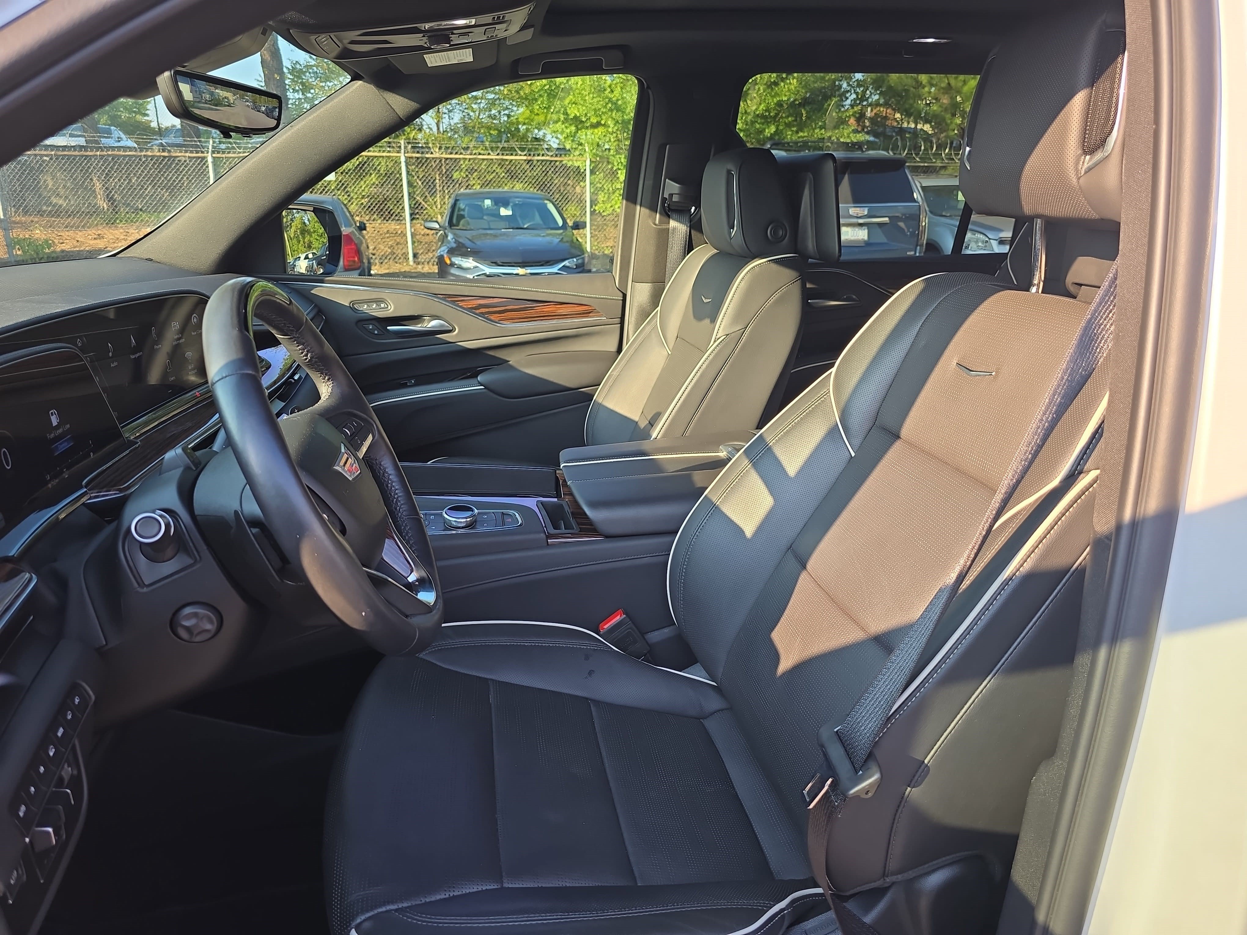 Certified 2024 Cadillac Escalade ESV Premium Luxury w/ Performance Package AWD/4WD image 15