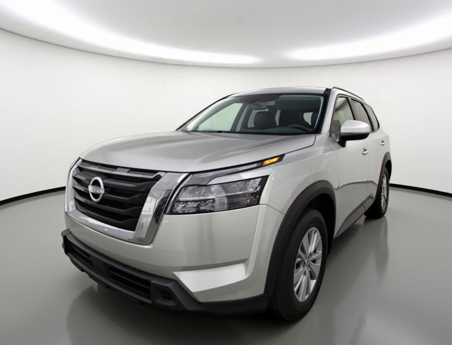 Used 2025 Nissan Pathfinder SV image 3