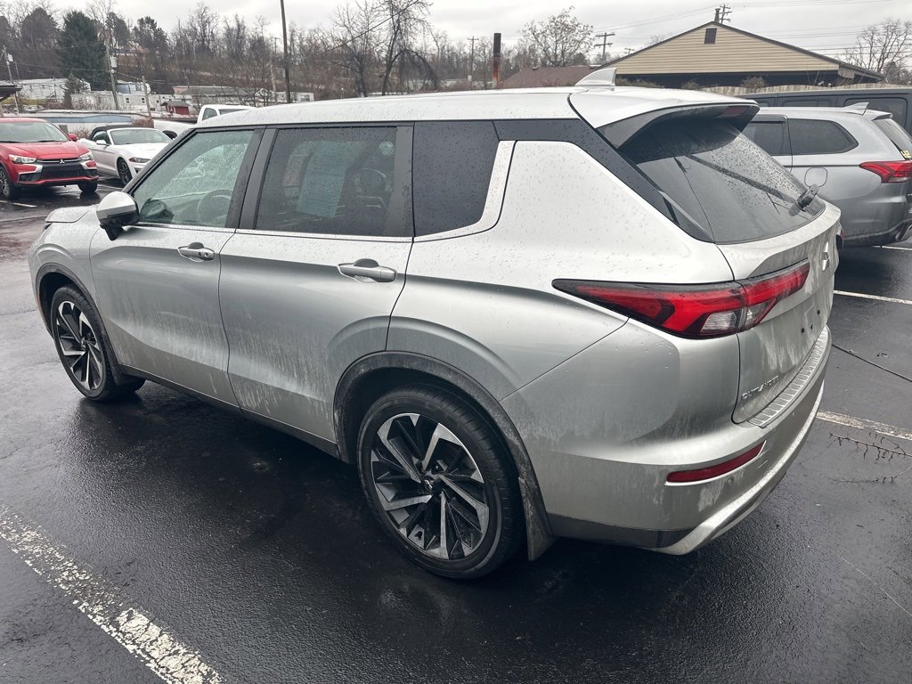 Used 2023 Mitsubishi Outlander SE image 5