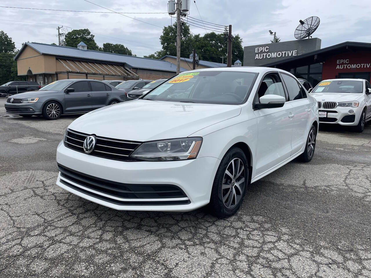 Used 2017 Volkswagen Jetta SE FWD image 1