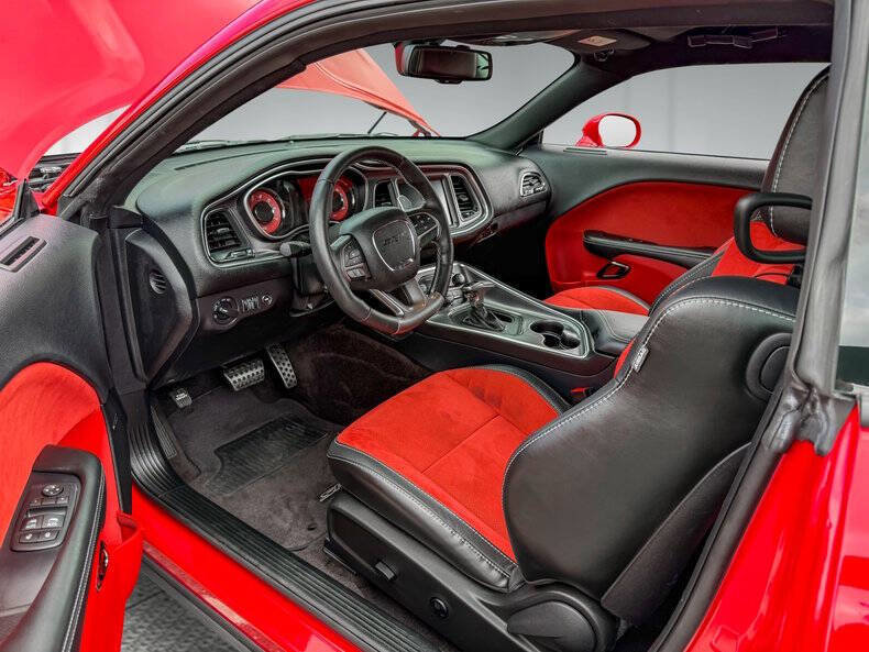 Used 2016 Dodge Challenger SRT Hellcat image 12