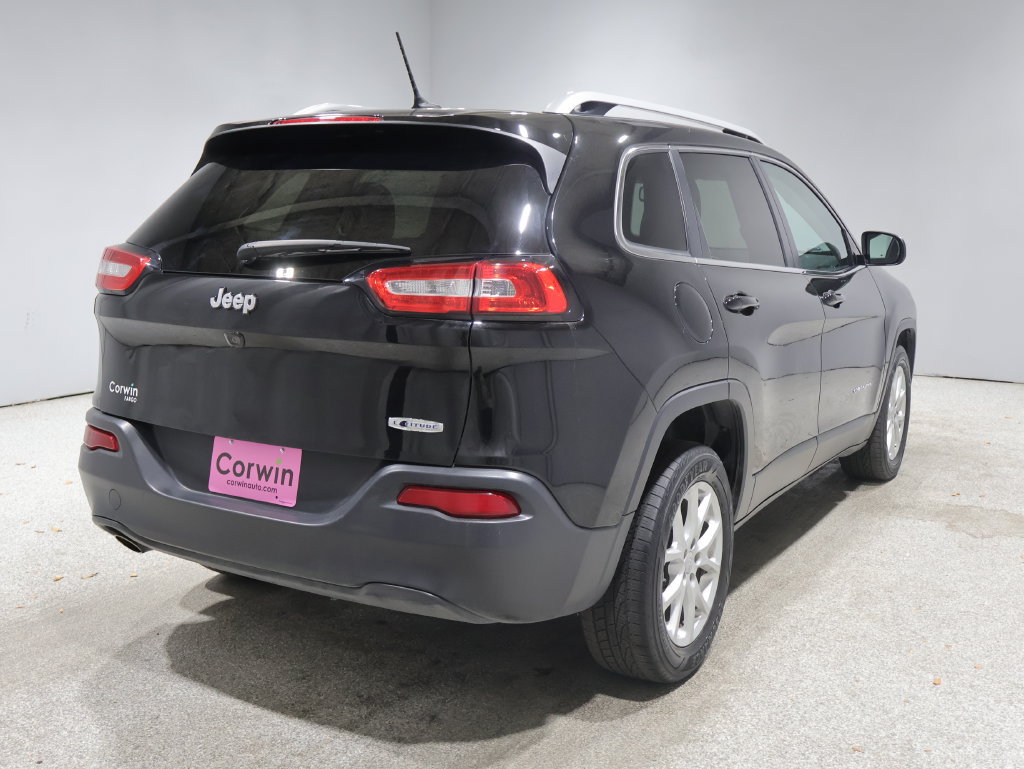 Used 2018 Jeep Cherokee Latitude w/ Cold Weather Group FWD image 2