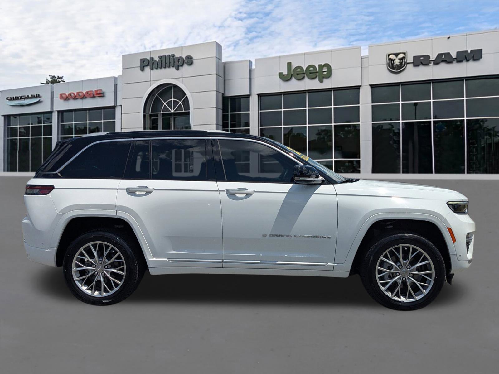 Certified 2023 Jeep Grand Cherokee Summit w/ Adv Protech Group IV AWD/4WD image 2