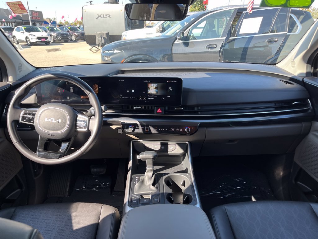 Used 2025 Kia Carnival FWD image 34
