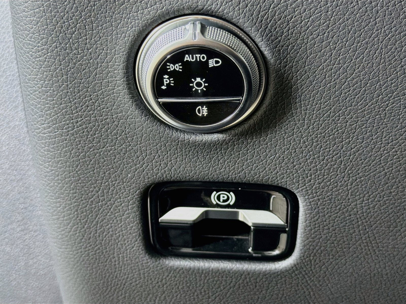 Used 2024 Mercedes-Benz GLC 300 4MATIC image 10