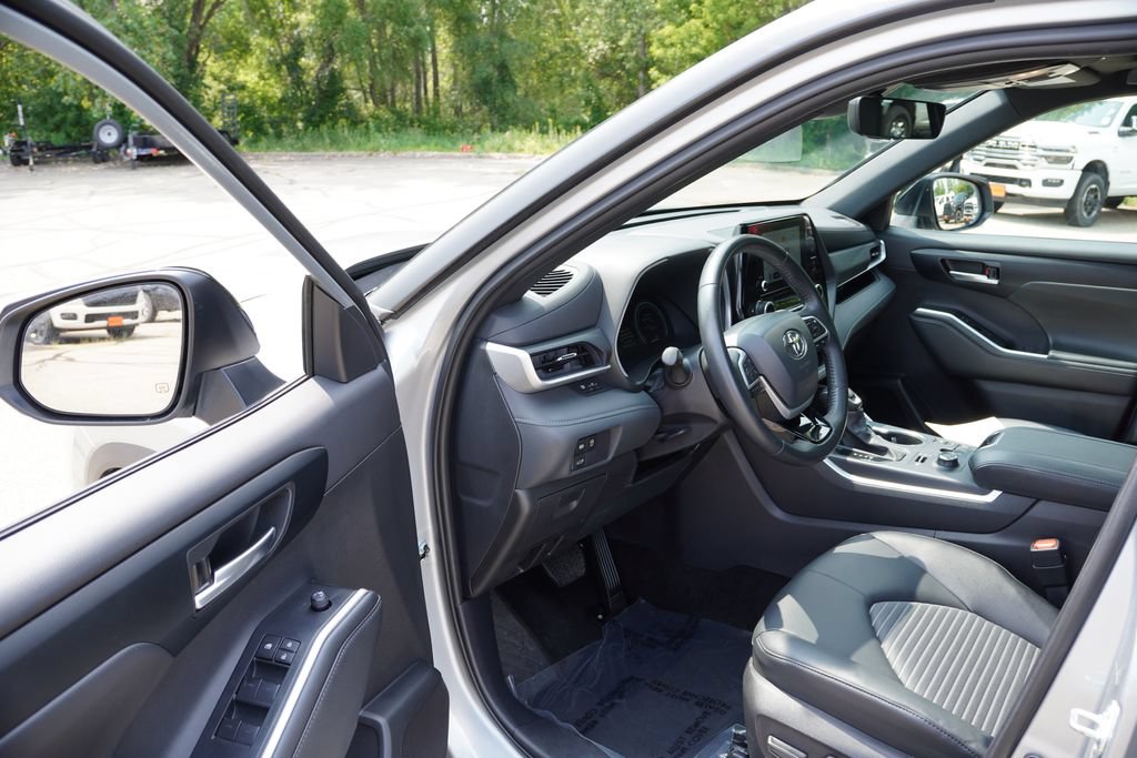 Used 2025 Toyota Highlander XSE AWD/4WD image 14