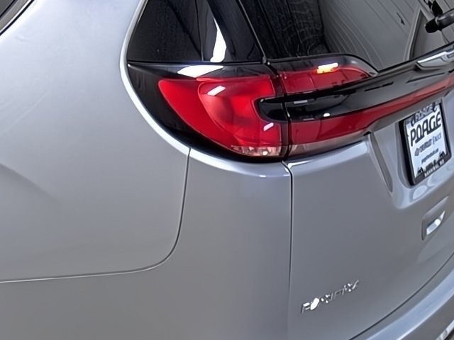 Used 2024 Chrysler Pacifica Touring-L FWD image 10