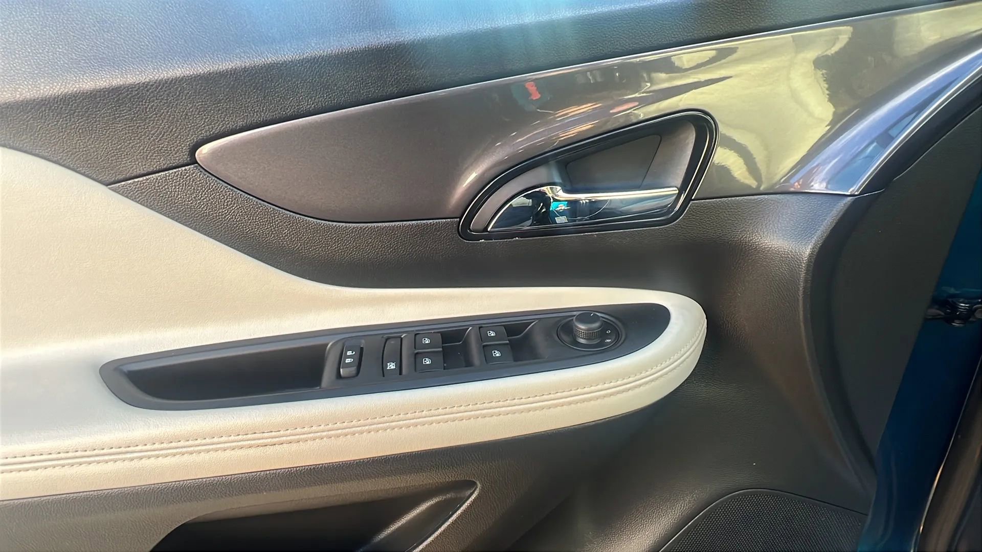 Used 2019 Buick Encore Essence image 23