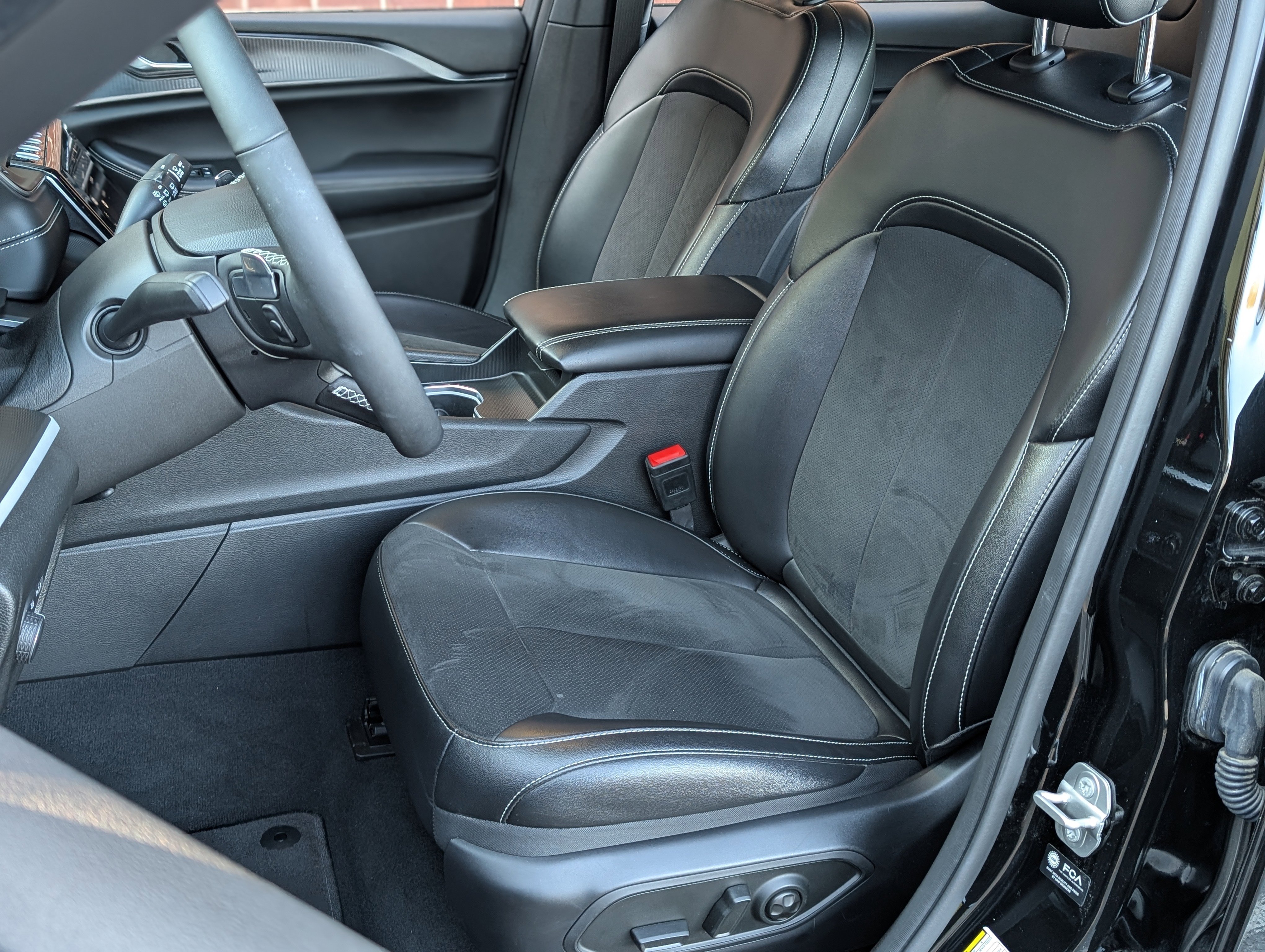 Used 2024 Jeep Grand Cherokee L Laredo image 16