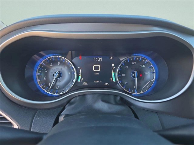 Used 2023 Chrysler Pacifica Touring-L image 7