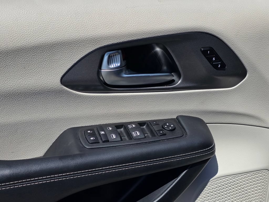 Certified 2024 Chrysler Pacifica Limited FWD image 14