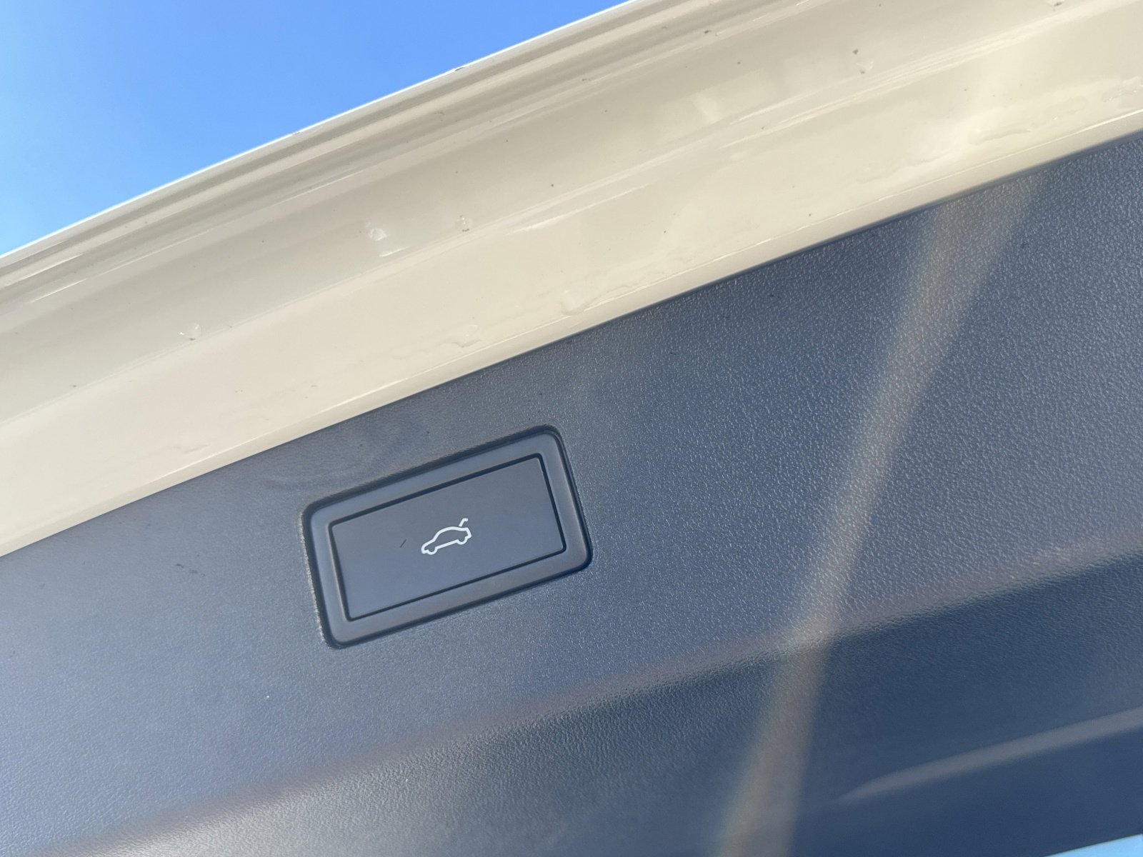 New 2026 Volkswagen Tiguan SE R-Line image 9