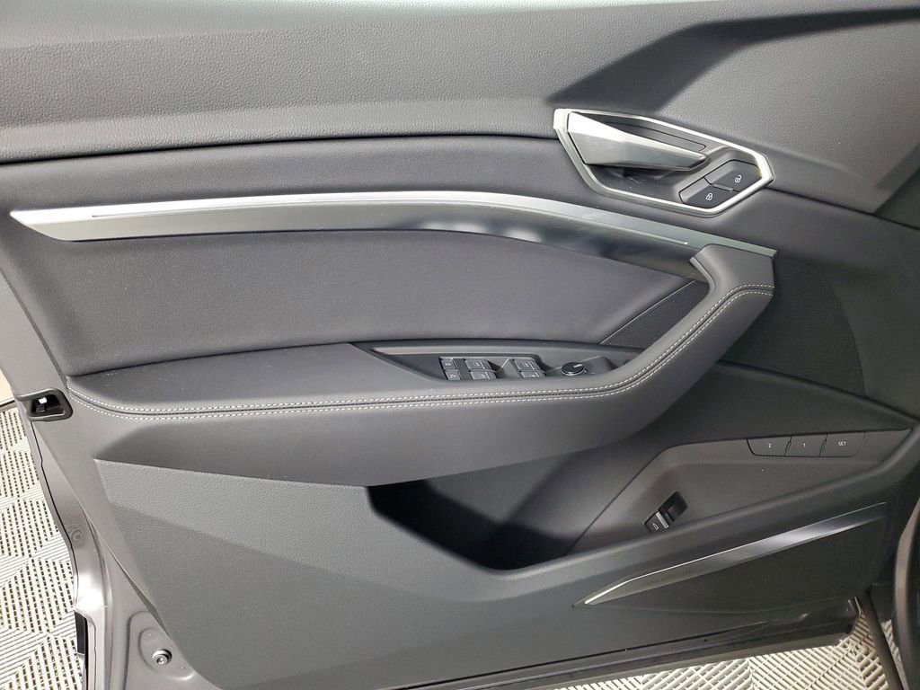 Used 2023 Audi e-tron Premium Plus w/ Premium Plus Package image 19