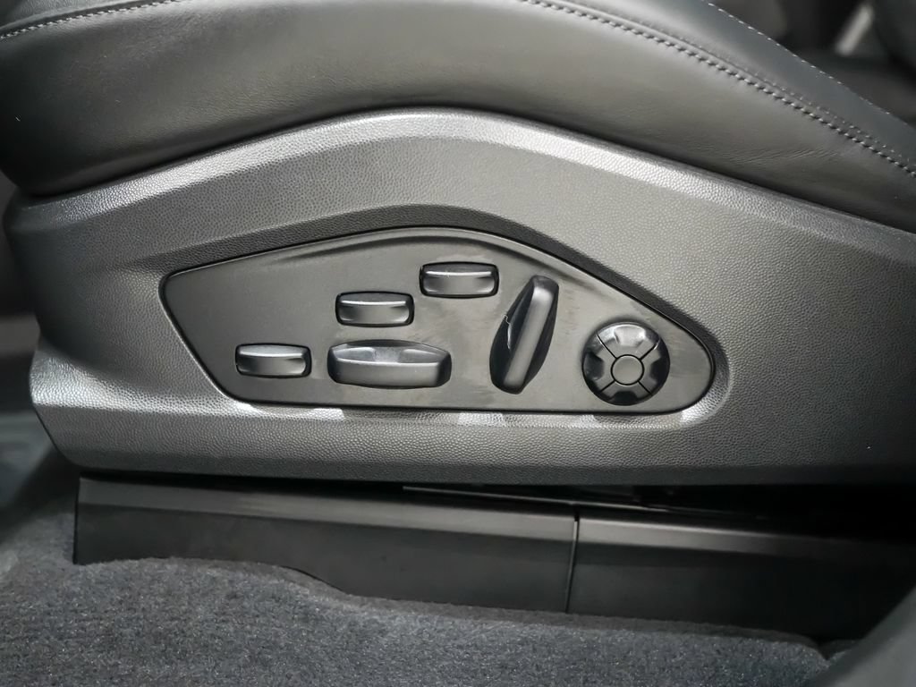 Used 2024 Porsche Macan Turbo Electric AWD/4WD image 25