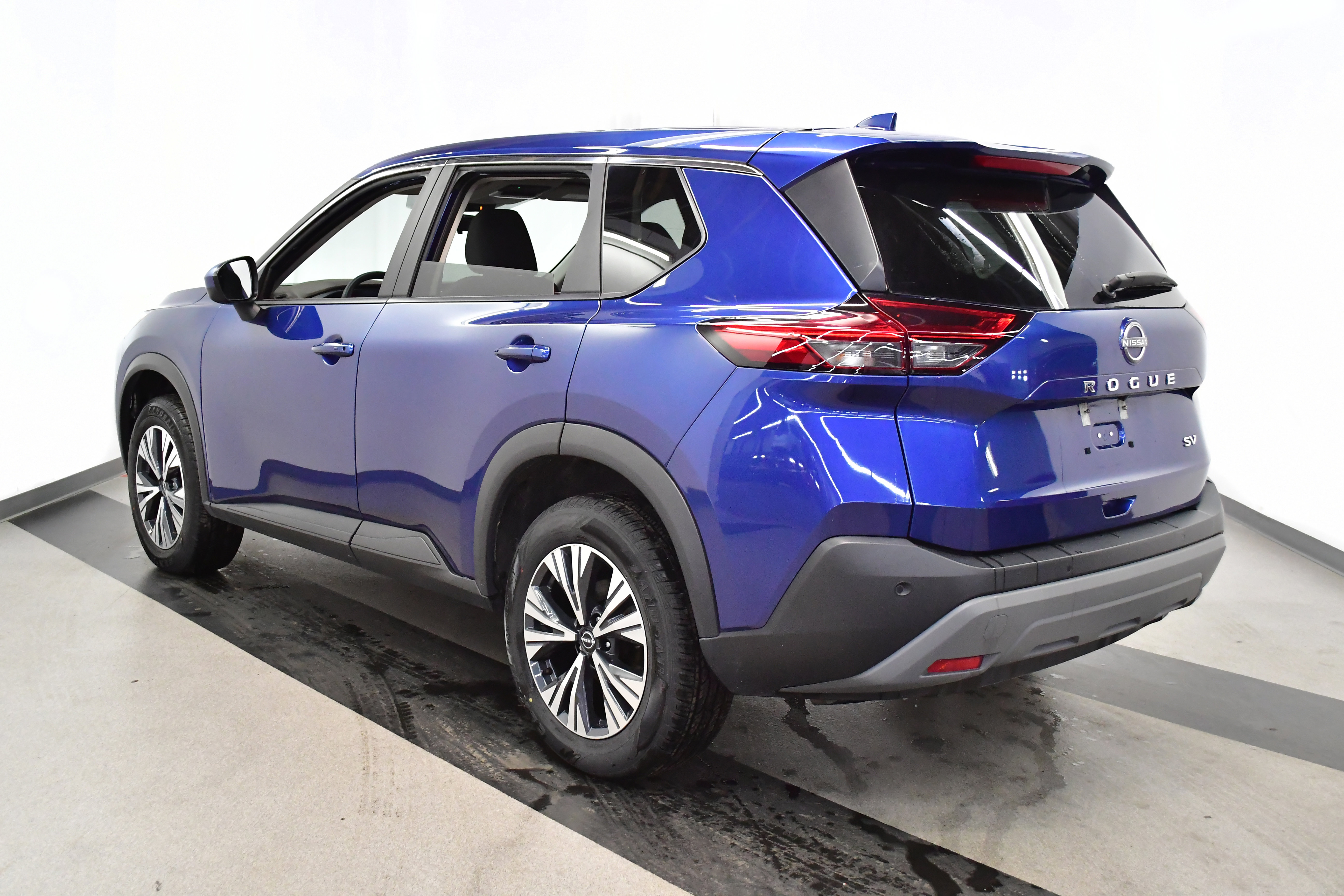 Used 2023 Nissan Rogue SV image 5