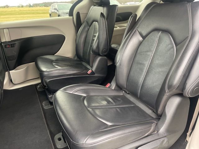 Used 2022 Chrysler Pacifica Touring-L image 9
